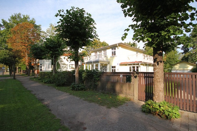 Labiekārtots apzaļumots pagalms, iežogota teritorija ar koka sētu, garāža vienai Jūrmala - foto 9