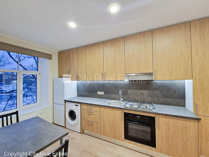 Labiekārtots apzaļumots pagalms, iežogota teritorija ar koka sētu, garāža vienai Jūrmala - foto 2