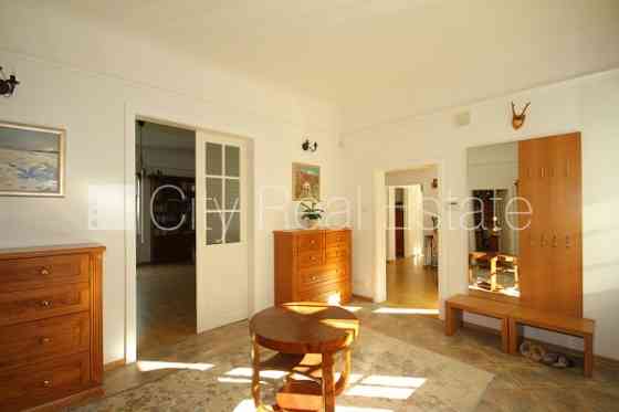 Дом во дворе, реновированный дом, закрытый двор, количество спален 3 шт., студио, Rīga