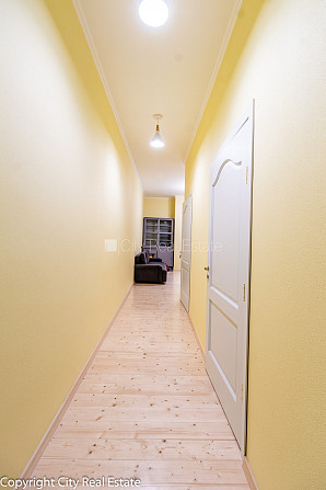 Fasādes māja, renovēta māja, slēgts pagalms, ieeja no ielas, kāpņu telpa pēc kapitālā Rīga - foto 13