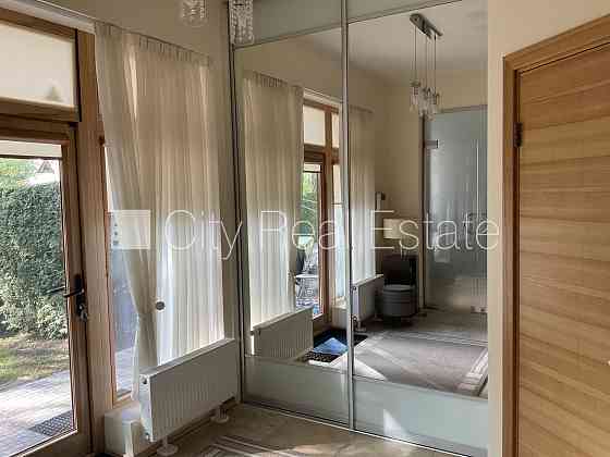 Фасадный дом, реновированный дом, вход с улицы, лифт, лестничная клетка после Rīga