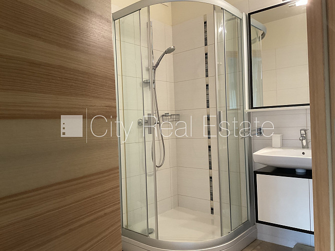 Fasādes māja, renovēta māja, ieeja no ielas, ir lifts, kāpņu telpa pēc kapitālā remonta, Rīga - foto 5