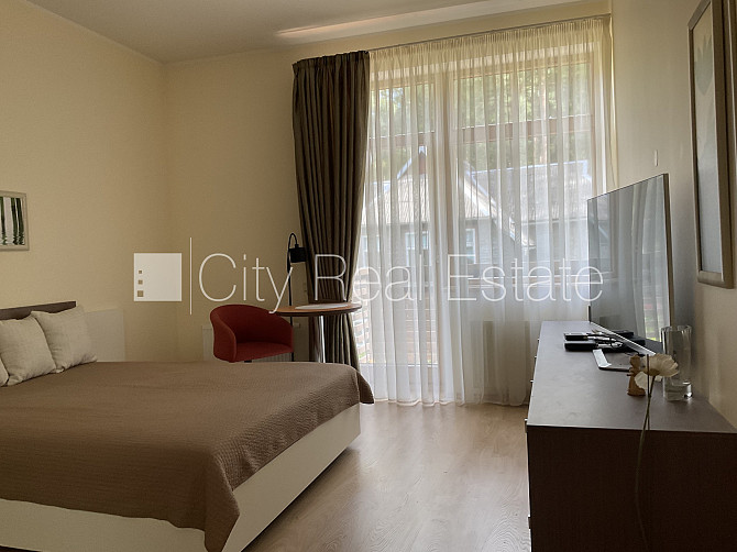 Fasādes māja, renovēta māja, ieeja no ielas, ir lifts, kāpņu telpa pēc kapitālā remonta, Rīga - foto 13