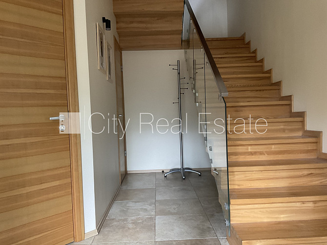 Fasādes māja, renovēta māja, ieeja no ielas, ir lifts, kāpņu telpa pēc kapitālā remonta, Rīga - foto 11