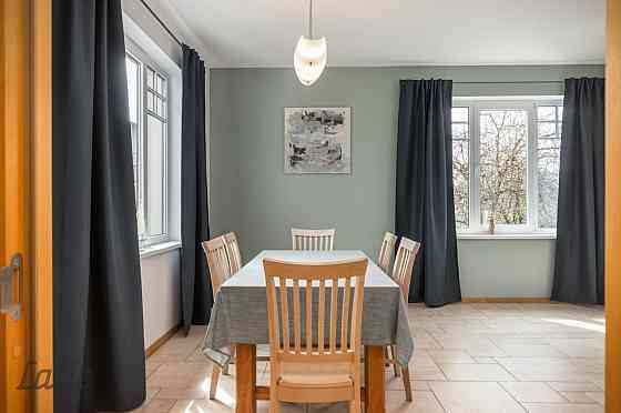 Izīrē ļoti mājīgu, daļēji mēbēlētu ģimenes divstāvu māju ekskluzīvā privātmāju rajonā Siguldā. Mājas Sigulda