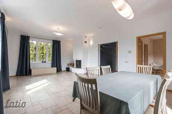 Izīrē ļoti mājīgu, daļēji mēbēlētu ģimenes divstāvu māju ekskluzīvā privātmāju rajonā Siguldā. Mājas Sigulda