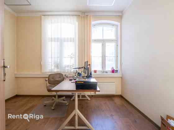 Сдаётся в аренду офис в отреставрированном здании с парковкой и удобной Rīga
