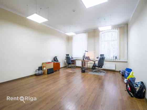Сдаётся в аренду офис в отреставрированном здании с парковкой и удобной Rīga