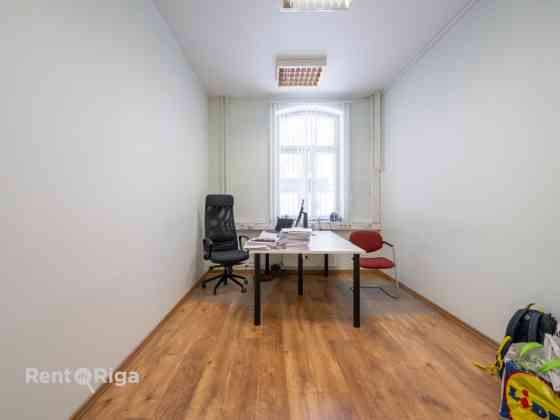 Сдаётся в аренду офис в отреставрированном здании с парковкой и удобной Rīga
