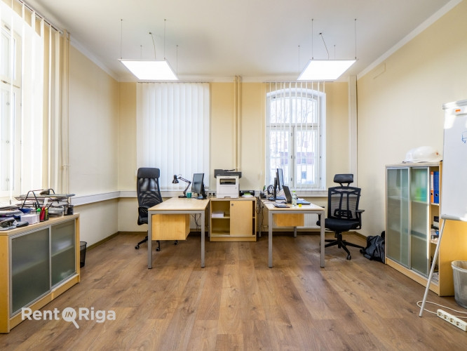 Nomai tiek piedāvāts plašs un funkcionāls birojs renovētā ēkā ar ērtu piekļuvi un Rīga - foto 2
