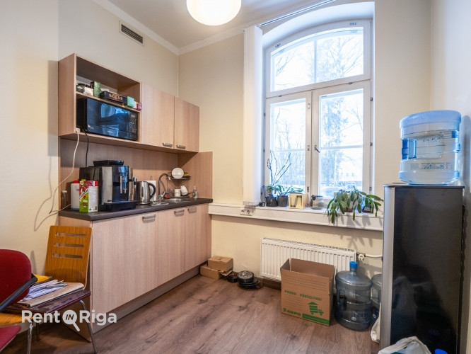 Nomai tiek piedāvāts plašs un funkcionāls birojs renovētā ēkā ar ērtu piekļuvi un Rīga - foto 9