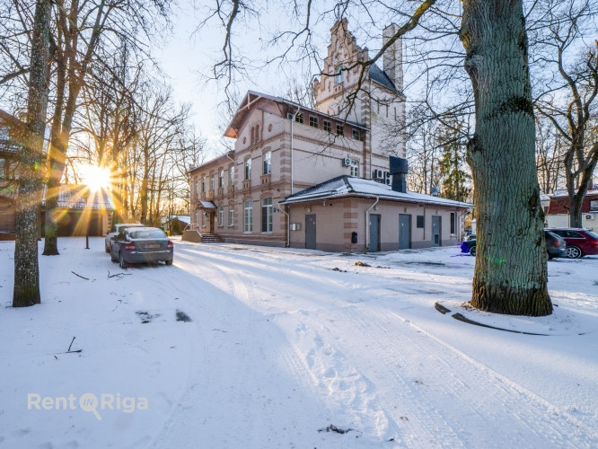 Nomai tiek piedāvāts plašs un funkcionāls birojs renovētā ēkā ar ērtu piekļuvi un Rīga - foto 1
