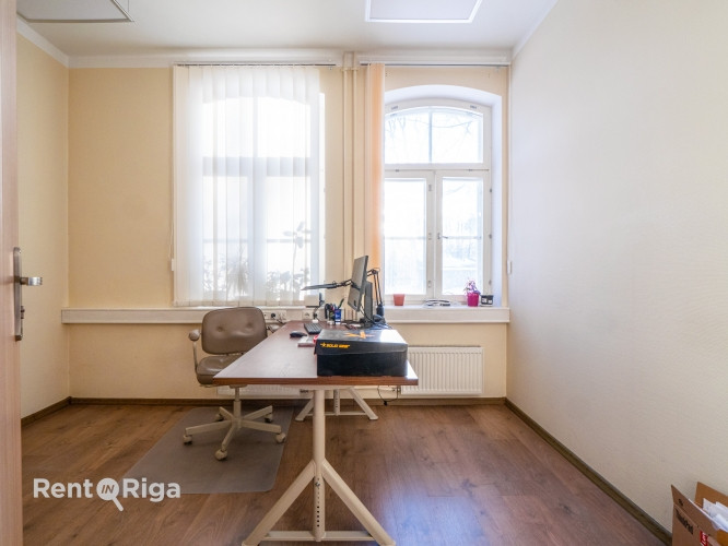 Nomai tiek piedāvāts plašs un funkcionāls birojs renovētā ēkā ar ērtu piekļuvi un Rīga - foto 5