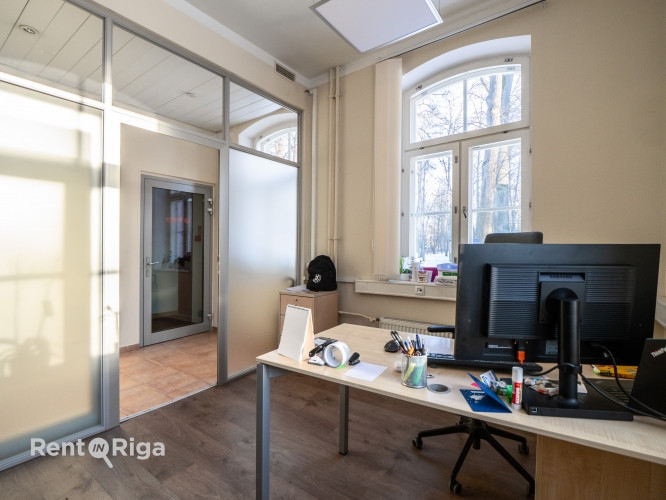 Nomai tiek piedāvāts plašs un funkcionāls birojs renovētā ēkā ar ērtu piekļuvi un Rīga - foto 8