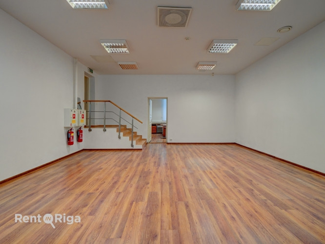 Nomai tiek piedāvāts plašs un funkcionāls birojs renovētā ēkā ar ērtu piekļuvi un Rīga - foto 12