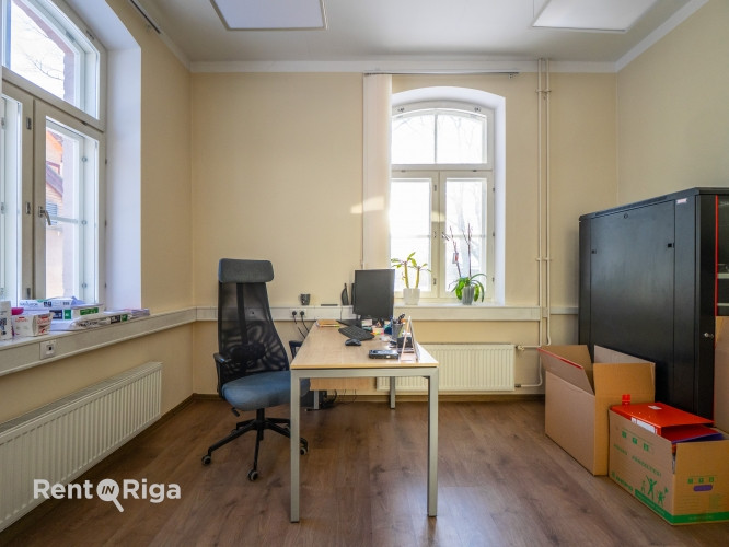 Nomai tiek piedāvāts plašs un funkcionāls birojs renovētā ēkā ar ērtu piekļuvi un Rīga - foto 7