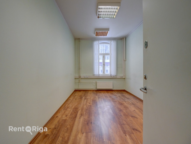 Nomai tiek piedāvāts plašs un funkcionāls birojs renovētā ēkā ar ērtu piekļuvi un Rīga - foto 13