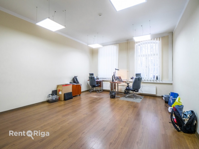 Nomai tiek piedāvāts plašs un funkcionāls birojs renovētā ēkā ar ērtu piekļuvi un Rīga - foto 3