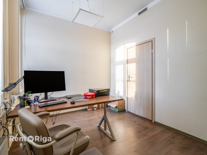 Nomai tiek piedāvāts plašs un funkcionāls birojs renovētā ēkā ar ērtu piekļuvi un Rīga - foto 6