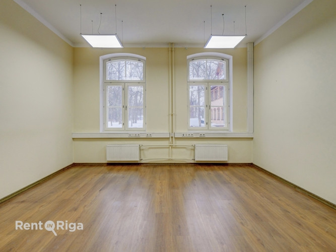 Nomai tiek piedāvāts plašs un funkcionāls birojs renovētā ēkā ar ērtu piekļuvi un Rīga - foto 15