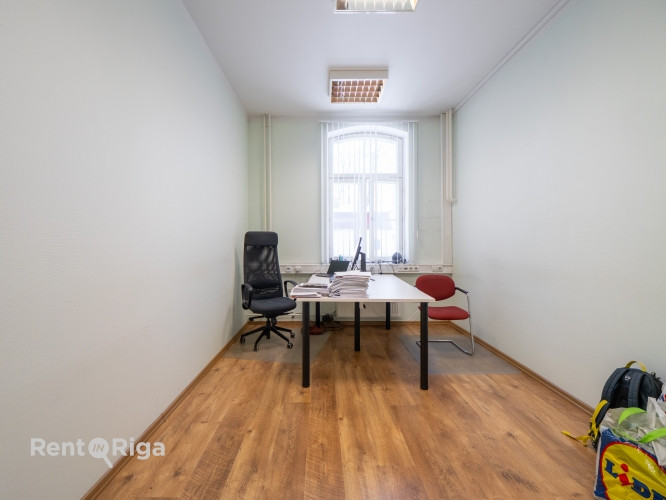 Nomai tiek piedāvāts plašs un funkcionāls birojs renovētā ēkā ar ērtu piekļuvi un Rīga - foto 4