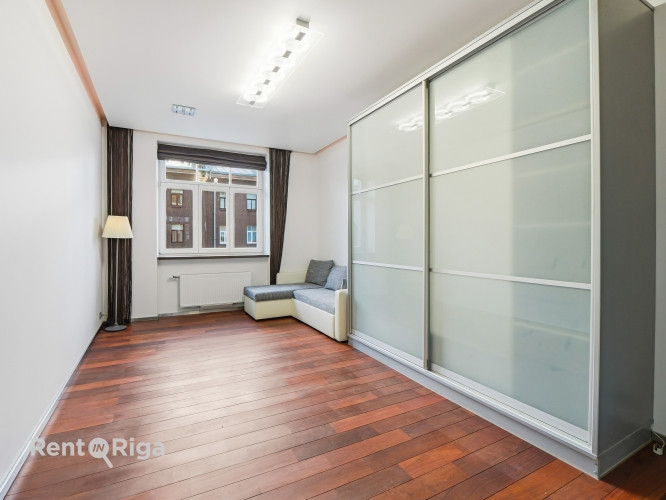 Rīgas centrā pieejams trīsistabu dzīvoklis. Īpašums atrodas zaļā un strauji augošā Rīga - foto 9