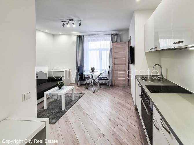 Фасадный дом, вход с улицы, лифт, балкон, студио, кухня объединена с гостинной, Рига - изображение 20