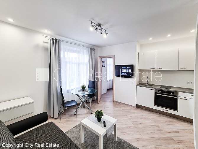 Фасадный дом, вход с улицы, лифт, балкон, студио, кухня объединена с гостинной, Рига - изображение 15