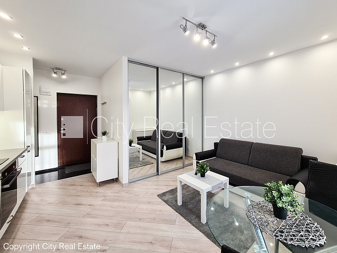 Фасадный дом, вход с улицы, лифт, балкон, студио, кухня объединена с гостинной, Рига - изображение 17