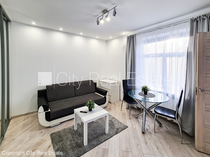 Фасадный дом, вход с улицы, лифт, балкон, студио, кухня объединена с гостинной, Рига - изображение 18