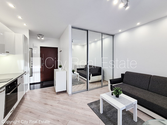 Фасадный дом, вход с улицы, лифт, балкон, студио, кухня объединена с гостинной, Рига - изображение 19