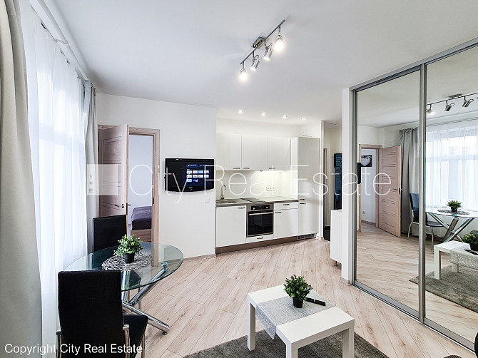 Фасадный дом, вход с улицы, лифт, балкон, студио, кухня объединена с гостинной, Рига - изображение 16