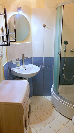 Fasādes māja, ieeja no ielas, ir lifts, balkons, studio tipa, virtuve apvienota ar viesistabu, Rīga - foto 10