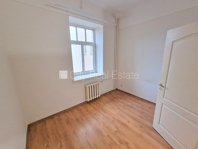 Fasādes māja, renovēta māja, iežogota teritorija, vieta automašīnai, ieeja no ielas un Rīga - foto 18