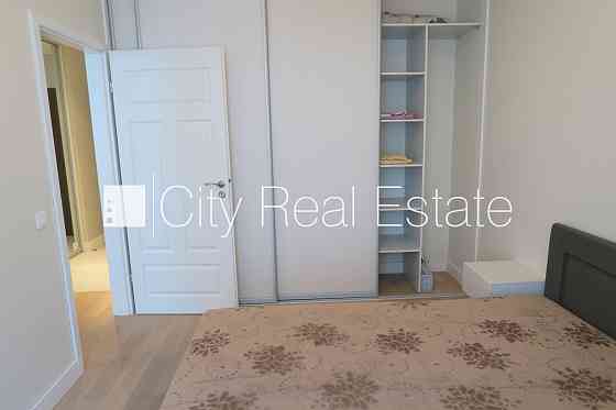 Новостройка, фасадный дом, благоустроенный озеленённый двор, закрытый двор, Rīga