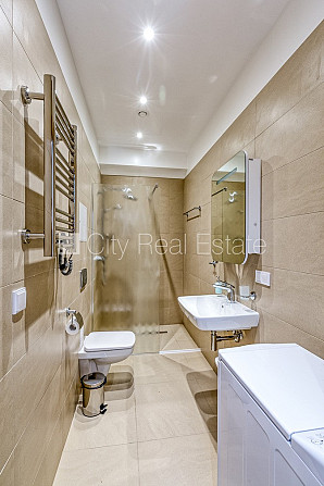 Jaunceltne, fasādes māja, zaļā teritorija, iežogota teritorija, vieta automašīnai, ieeja no Jūrmala - foto 4