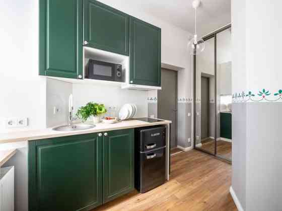 Студия доступна для краткосрочной аренды. Квартира полностью меблирована и Rīga