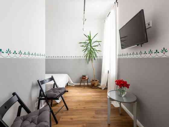 Студия доступна для краткосрочной аренды. Квартира полностью меблирована и Rīga