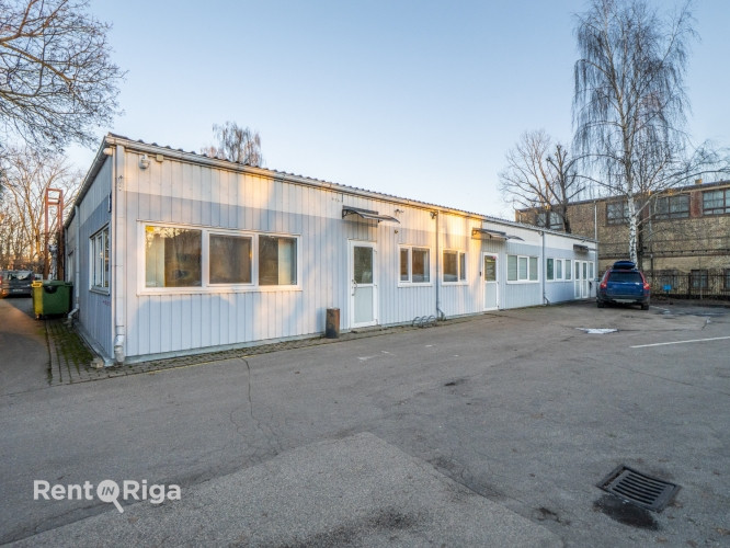 Reta iespēja īrēt telpas klusajā centrā, parka zonā, ar ērtu autostāvvietu, Kr. Barona un Rīga - foto 2