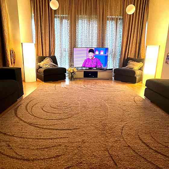 Фасадный дом, реновированный дом, охраняемая территория, вход с улицы, лестничная Rīga