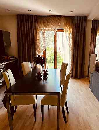 Фасадный дом, реновированный дом, охраняемая территория, вход с улицы, лестничная Rīga