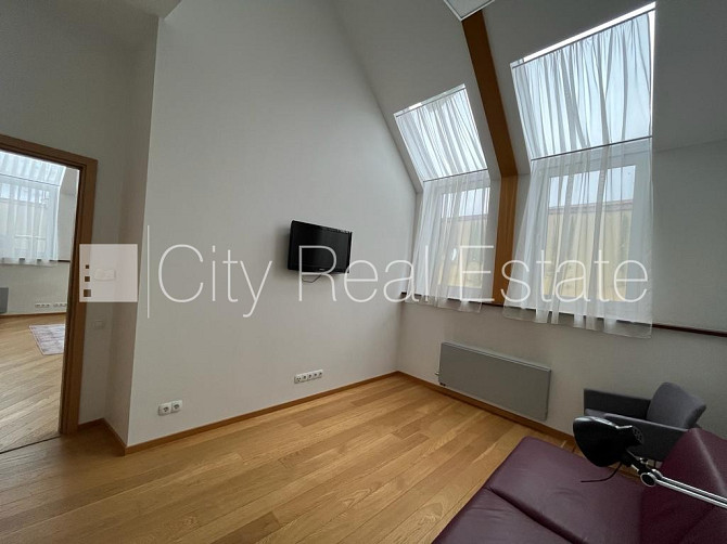 Fasādes māja, renovēta māja, ieeja no ielas, ir lifts, kāpņu telpa pēc kapitālā remonta, Rīga - foto 17