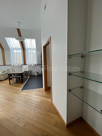 Fasādes māja, renovēta māja, ieeja no ielas, ir lifts, kāpņu telpa pēc kapitālā remonta, Rīga - foto 9