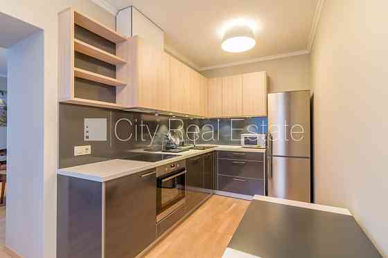 Фасадный дом, благоустроенная озеленённая территория, закрытый двор, территория Рига