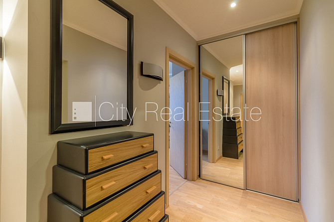 Фасадный дом, благоустроенная озеленённая территория, закрытый двор, территория Рига - изображение 8