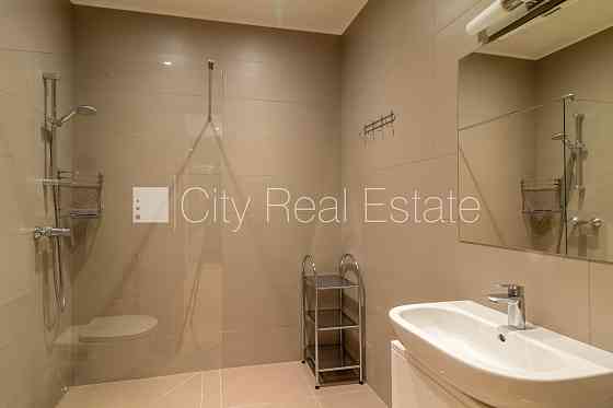 Здание во дворе, реновированный дом, благоустроенная озеленённая территория, Рига