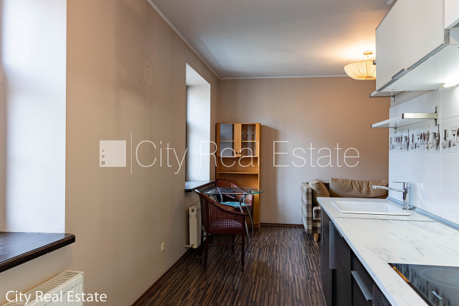 Здание во дворе, реновированный дом, благоустроенная озеленённая территория, Рига - изображение 18