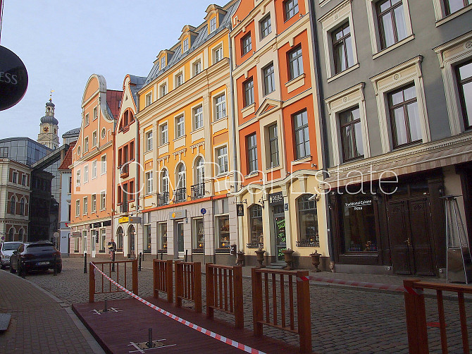 Здание во дворе, реновированный дом, благоустроенная озеленённая территория, Рига - изображение 11