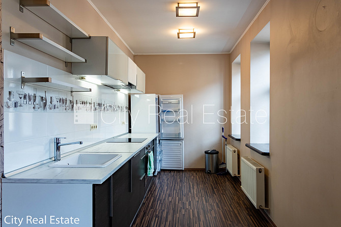 Здание во дворе, реновированный дом, благоустроенная озеленённая территория, Рига - изображение 16