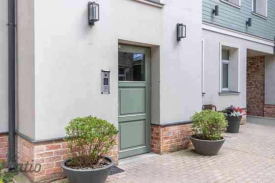 Pārdod mēbelētu un ar sadzīves tehniku aprīkotu vienistabas dzīvokli 2021.gadā būvētā mūra ēkā ar ko Рига